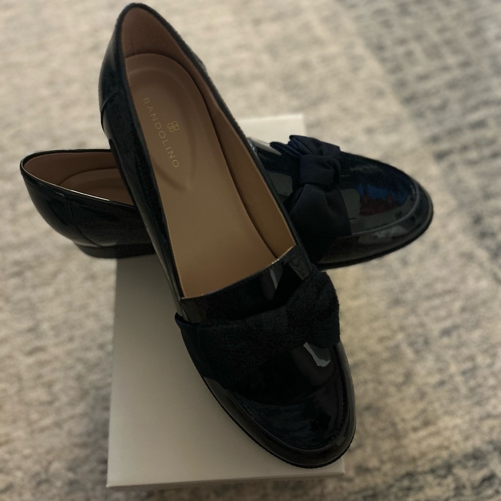 Bandolino Women's Dark Blue Patent Loafers with Bow - Brand new in box